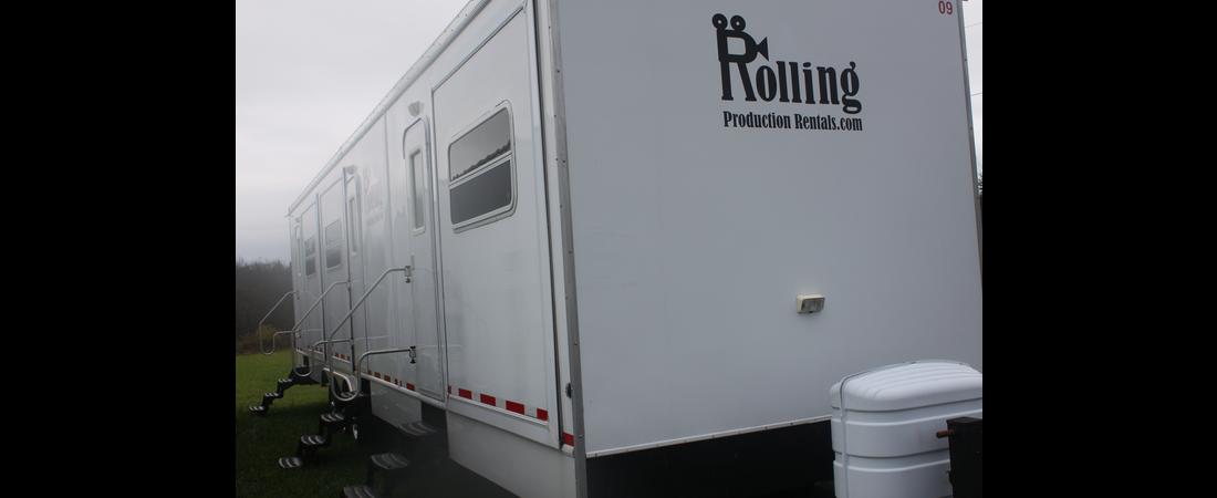 Three-Roomer Actor Trailer
With Fireplaces & Flatscreens